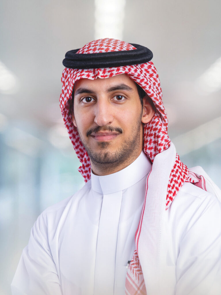 التخصص استشاري جراحة القرنية وعمليات الماء الأبيض وجراحات تصحيح النظر المؤهلات: بكالوريوس الطب والجراحة جامعة الملك سعود بن عبدالعزيز للعلوم الصحية مع مرتبة الشرف الاول شهادة الاختصاص السعوديه في طب وجراحة العيون الزمالة في جراحات القرنية وعمليات تصحيح النظر مستشفى الملك خالد التخصصي للعيون