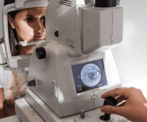 جهاز فحص قاع العين (Ophthalmoscope)